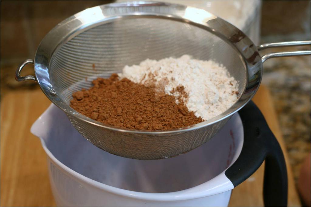 Fasi di preparazione dell'impasto per la crosta di cioccolato
