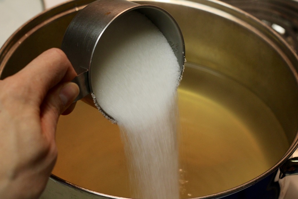 Добавяне на захар към компота