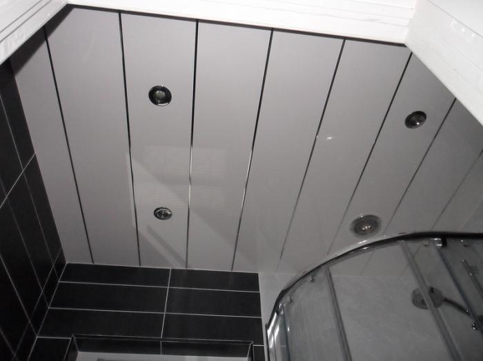 Sufity łazienkowe z listwą aluminiową
