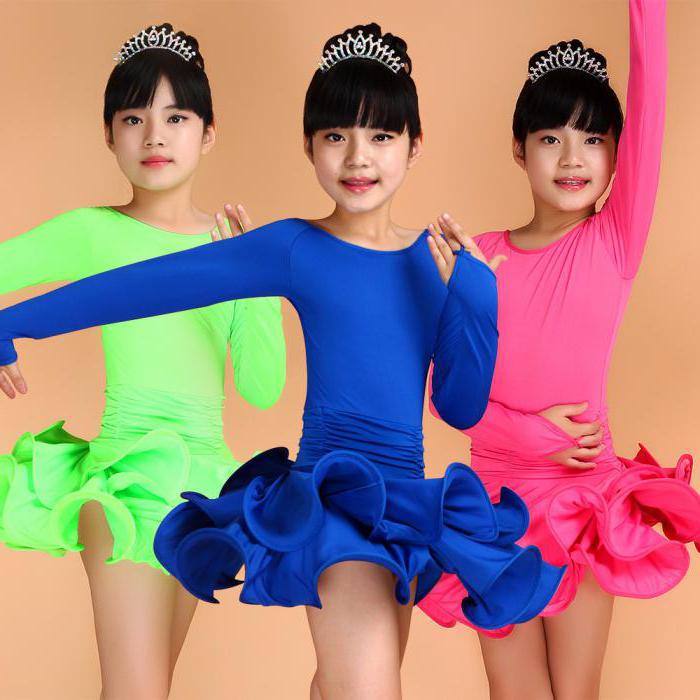 klasické šaty pro dívky pro sportovní taneční fotky