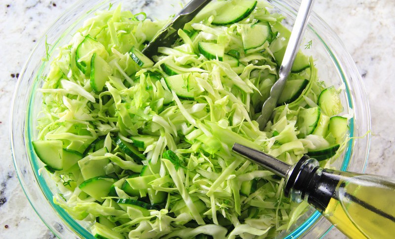 зеленчукова салата, подправена с растително масло