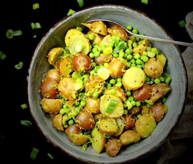 ricetta e insalata di verdure caloriche condite con olio vegetale
