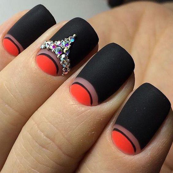 manicure nei colori rosso e nero