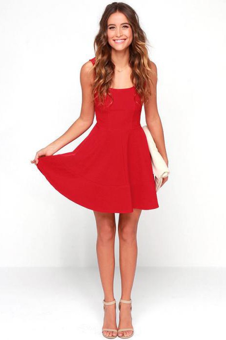 czerwona sukienka koktajlowa z tym, w co się ubrać