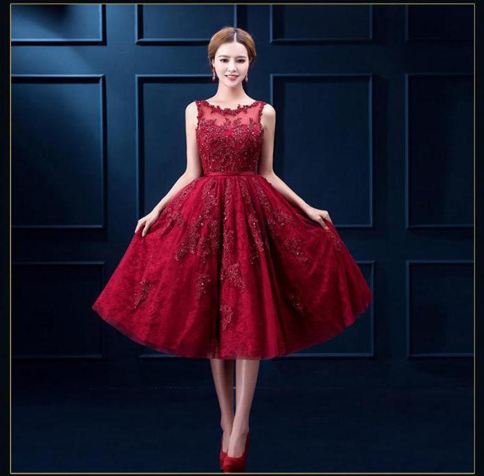 Црвена чипкаста хаљина
