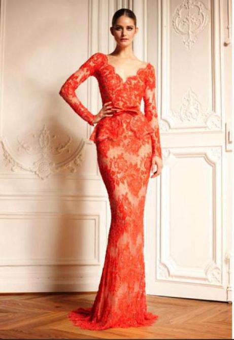 Długa czerwona koronkowa sukienka