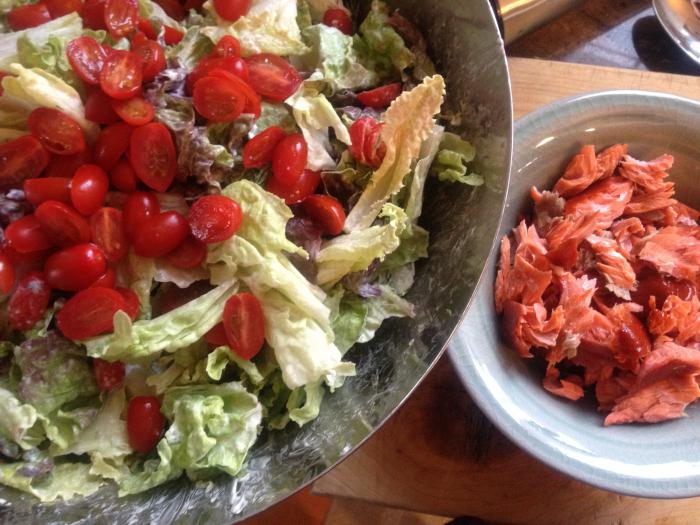 salata crveno more s lososom