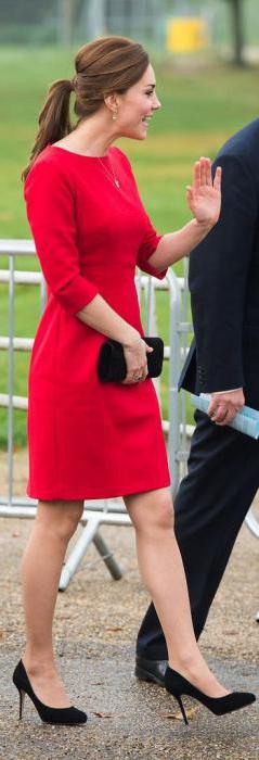 červené šaty s rukávy