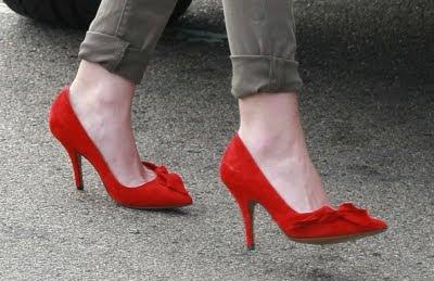 Червени обувки с висок ток