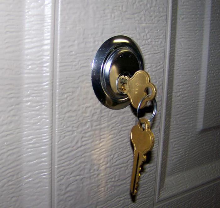 installazione di serrature su una porta di metallo