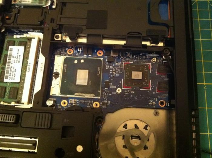 Come sostituire il grasso termico in un laptop?