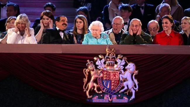 Седнете отдясно на кралицата