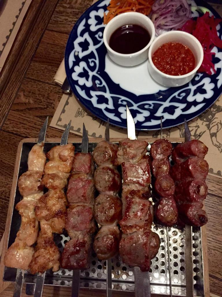 različnih mesnih kebabov