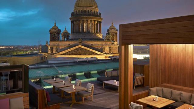 restaurace na střechách Petrohradu