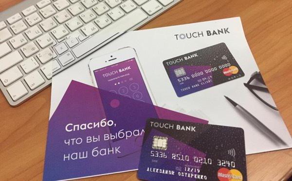 dotýkat se bankovní karty