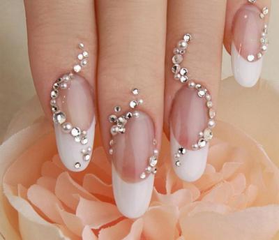 Френски нокти с кристали
