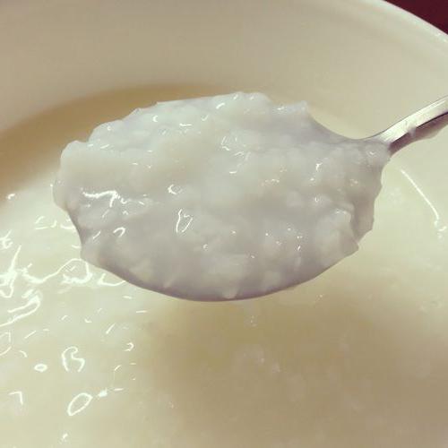 porridge di riso in una pentola del vaso di terracotta sul latte di Redmond