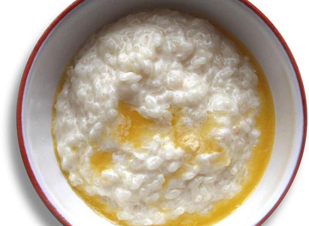 porridge di riso sul latte in un fornello lento
