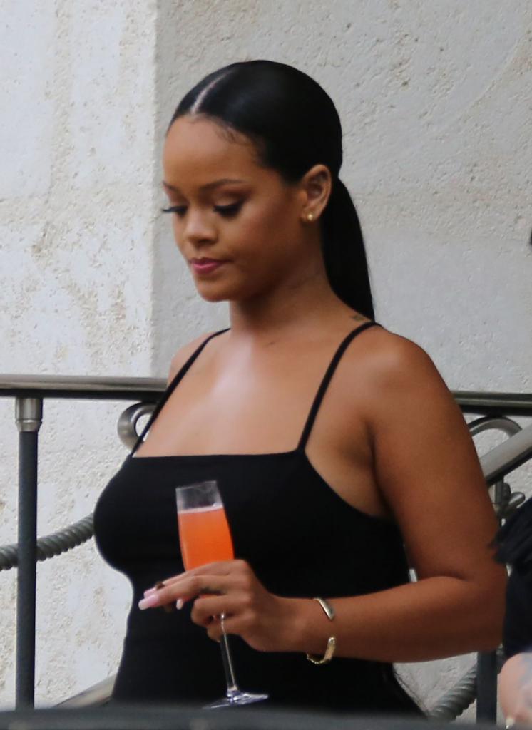 Rihanna se sklenicí