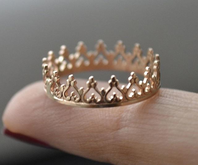 żeński pierścień w kształcie korony