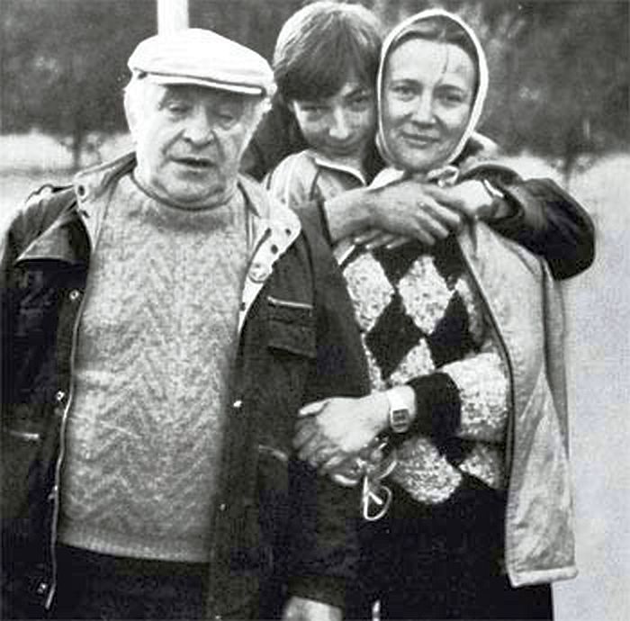 Ролан Биков със семейството си