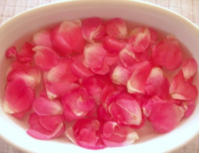 applicazione di petali di rosa selvatica