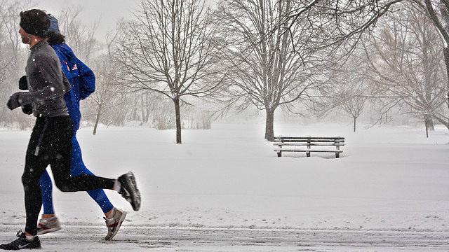 bieganie zimą na ulicach korzyści i szkody