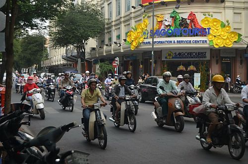 Скутери по улиците на Сайгон