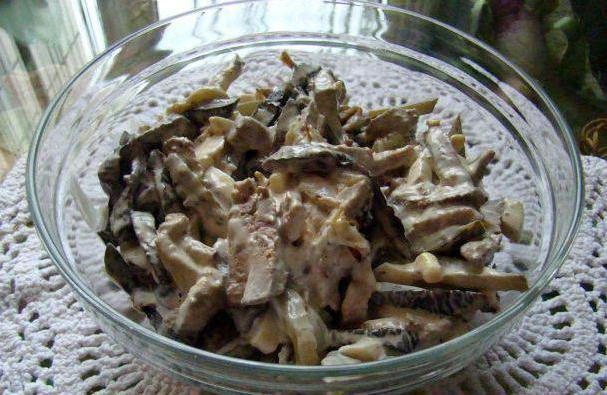 deliziosa insalata con funghi secchi