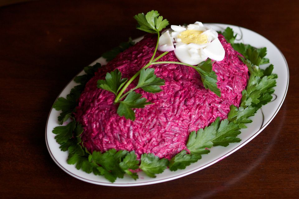 Royal kaput salata s crvenom ribom
