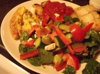insalata con frittelle di uova e ricetta di pollo