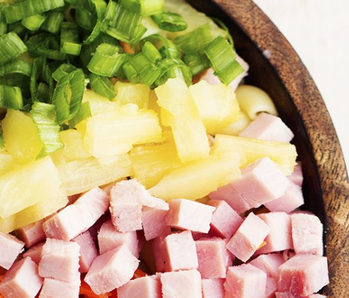 Рецепт за салату од шунке, сира и ананаса