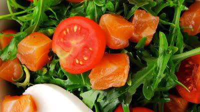 ukusna salata od crvene ribe
