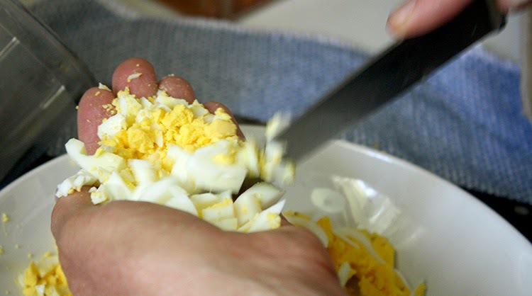 uova con un coltello sbriciolato