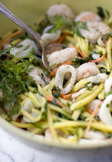 Salata z morskimi sadeži s škampi in lignji