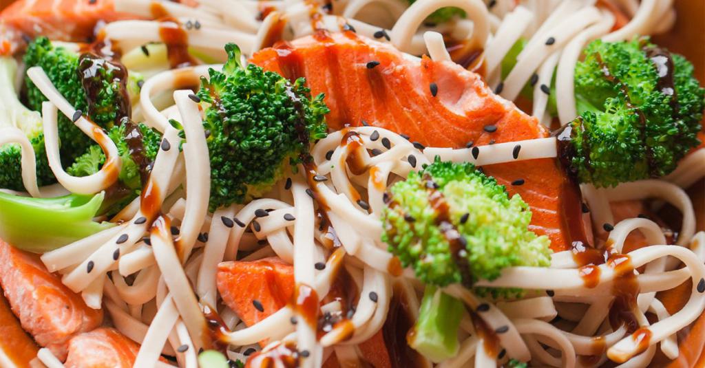 Salata z lososom in receptom za kaviar s fotografijo