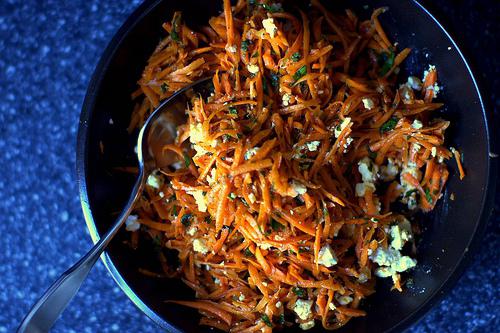insalate con pollo affumicato e carote e funghi coreani