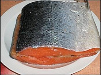 slanování lososa ve slaném nálevu