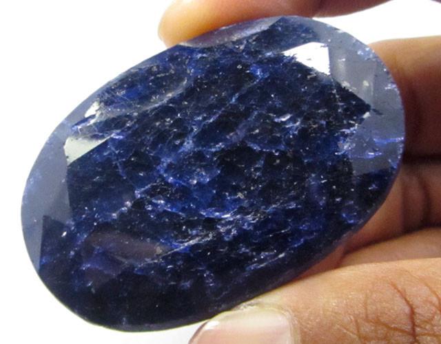 Lastnosti in vrednost safirnega kamna