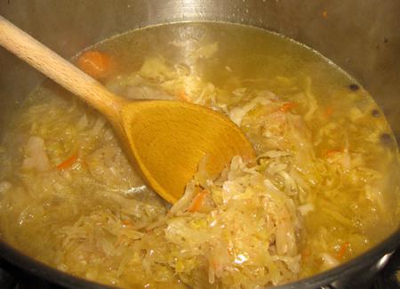 Кухајте супу са киселим купусом