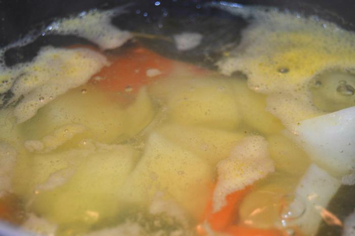 konserwowana zupa saury w powolnym kuchenka