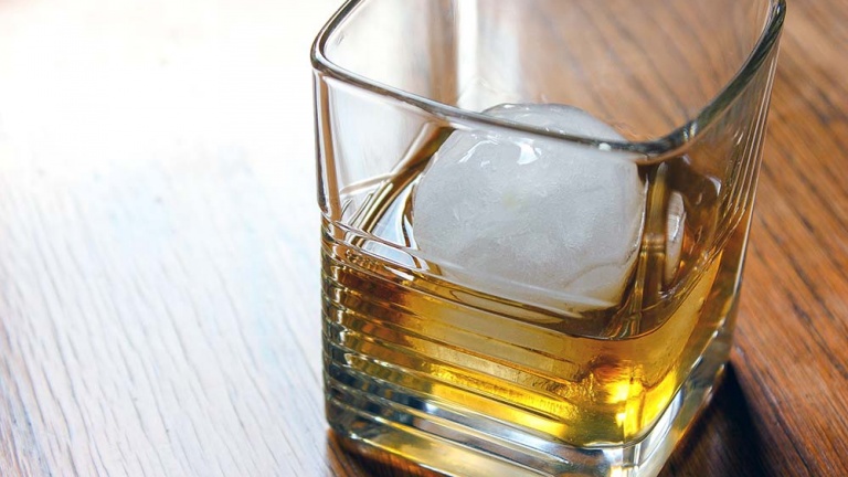 Skotská whisky ve sklenici