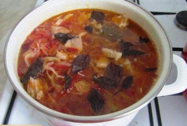 preparativi per il condimento invernale per borscht