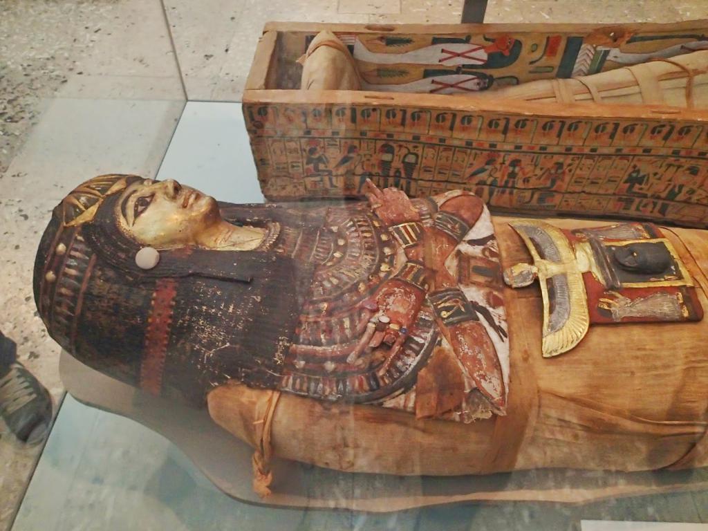 Sarkofág pokrytý nápisy a malbou