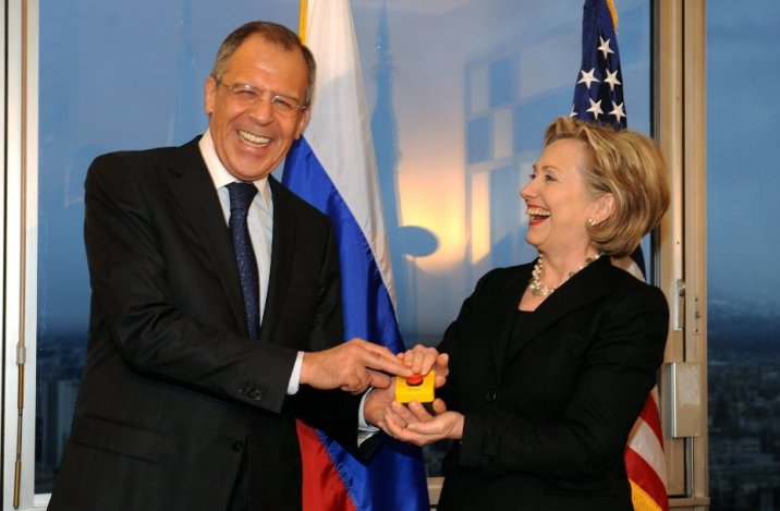 Lavrov symbolicky drží prst na červeném tlačítku