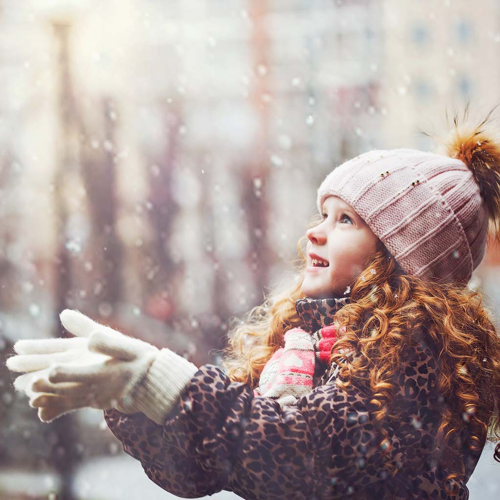 Dívka se raduje ve sněhu