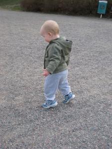 il bambino cammina sulle calze