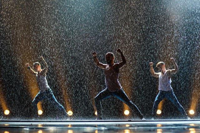 танцуващо шоу под дъжда