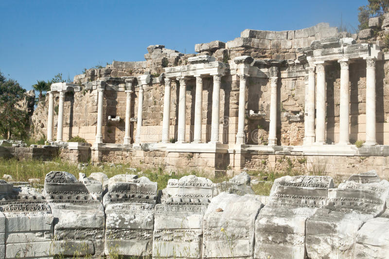 руините на фонтана Нимфеум