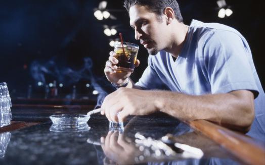 znaki alkoholizma na moškem obrazu